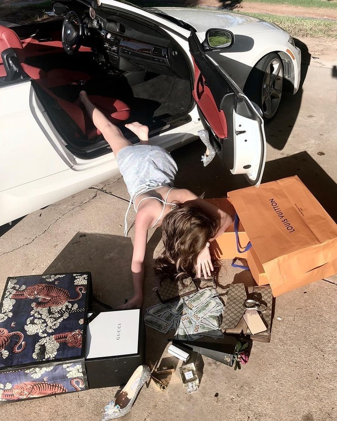 Nổi tiếng thông qua bức ảnh tham gia trào lưu “ngã sấp mặt” khi bước xuống siêu xe với xung quanh là loạt đồ hàng hiệu xa xỉ, cô nàng Vân Anh (sinh 2001) cũng là một rich kid 10X nổi bật.