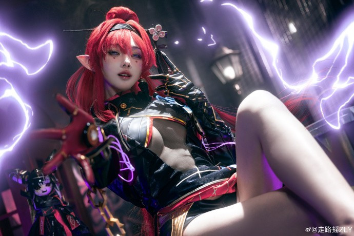 Nữ coser ZLY khéo léo khoe ra đôi chân dài miên man của mình