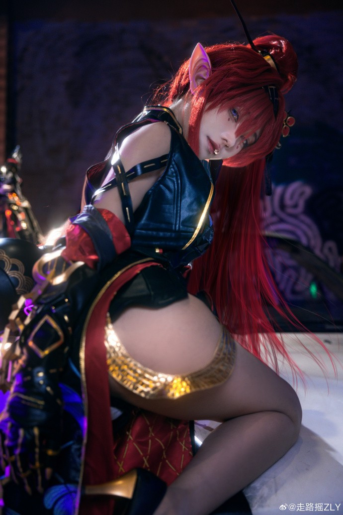 Xuất hiện ảnh cosplay mới của mình, ZLY với gương mặt xinh đẹp, body đồng hồ cát cùng thần thái quyến rũ khiến người ta không thể rời mắt.