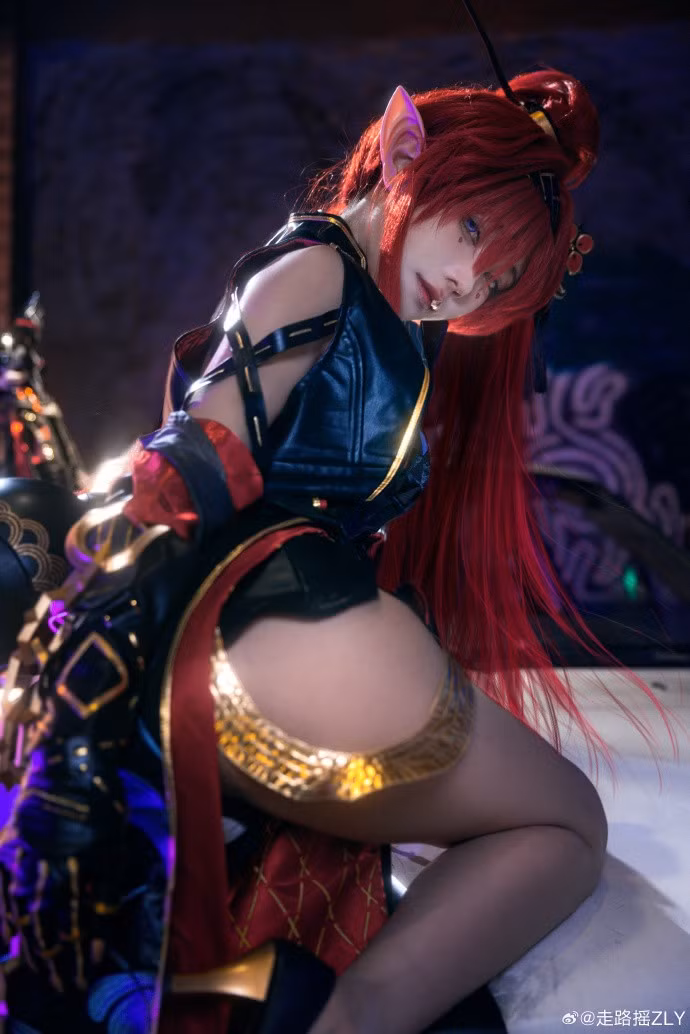 Xuất hiện ảnh cosplay mới của mình, ZLY với gương mặt xinh đẹp, body đồng hồ cát cùng thần thái quyến rũ khiến người ta không thể rời mắt.