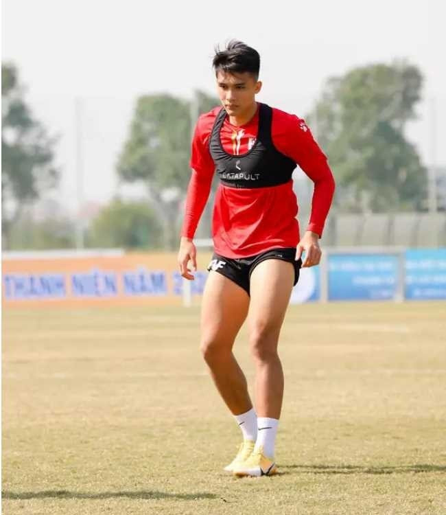 Cầu thủ số 9 của U23 Việt Nam được netizen xứ Trung chú ý đó là Võ Nguyên Hoành. Anh chàng này là một cái tên điển hình về những gương mặt trai đẹp mới nổi.