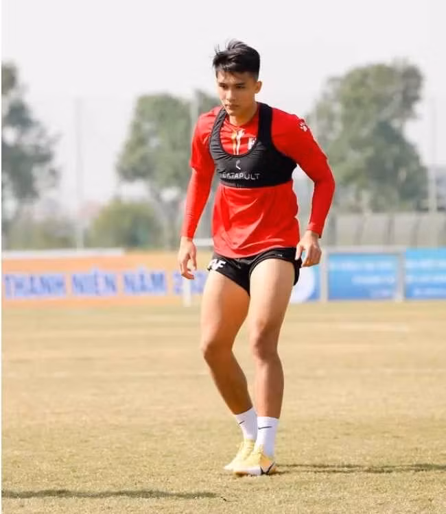 Cầu thủ số 9 của U23 Việt Nam được netizen xứ Trung chú ý đó là Võ Nguyên Hoành. Anh chàng này là một cái tên điển hình về những gương mặt trai đẹp mới nổi.