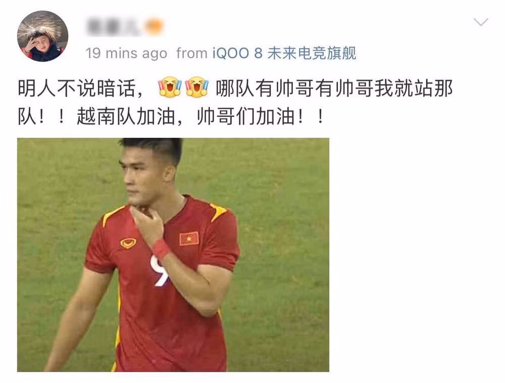 Một dân mạng đăng tải, khen cầu thủ U23 Việt Nam mang áo số 9 với những mỹ từ: "Người ngay nói thẳng, đội bạn có trai đẹp, trai đẹp nha. Tôi đứng về phía đội bạn nha. Đội tuyển Việt Nam cố lên, mấy anh đẹp trai cố lên nha".