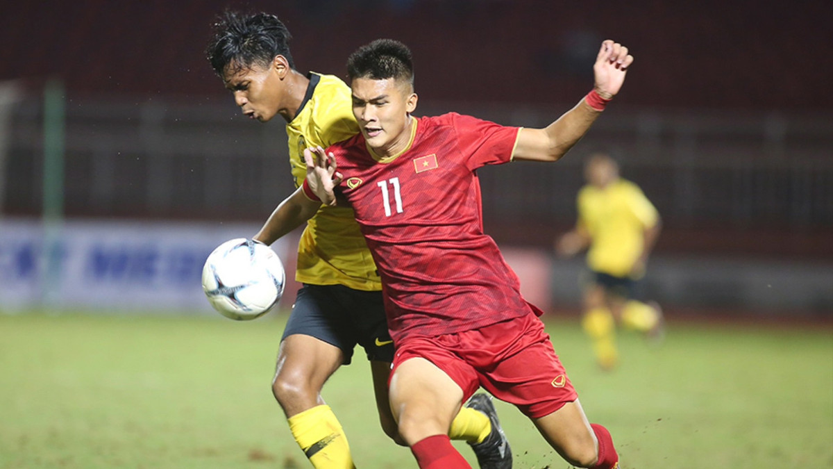 Võ Nguyên Hoàng có chiều cao 1m82 cùng lối chơi hiện đại và được rèn giũa từ giáo án theo chương trình chuẩn châu Âu của lò PVF. Vì vậy, anh đã nhanh chóng khẳng định tài năng của mình và nhận được nhiều lời khen từ các chuyên gia.