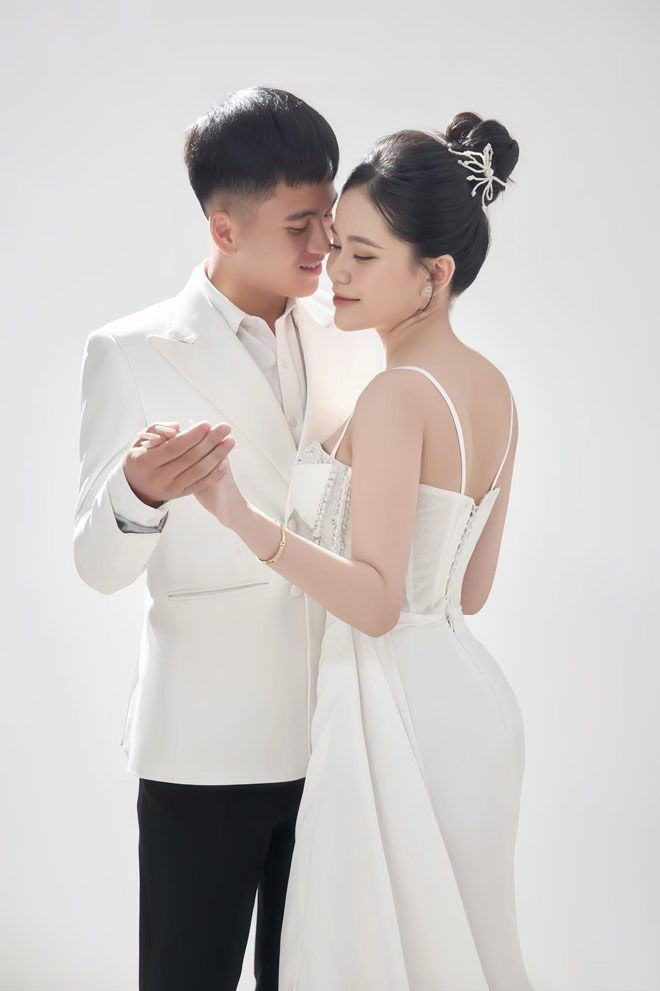 Chàng cầu thủ 24 tuổi đăng tải bức ảnh cưới bên người vợ xinh đẹp cùng dòng caption ngắn gọn: “Đóng máy”. Bên dưới phần bình luận, các cầu thủ nổi tiếng như Phan Văn Đức, Xuân Mạnh, Văn Hoàng… đã gửi lời chúc phúc đến đôi vợ chồng trẻ.