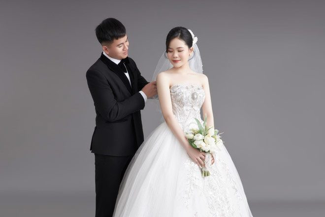 Được biết, vợ sắp cưới của Bá Sang tên Hạ An Nhân, sinh năm 1999, hiện quản lý một tiệm nail ở Nghệ An.