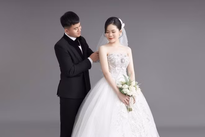 Được biết, vợ sắp cưới của Bá Sang tên Hạ An Nhân, sinh năm 1999, hiện quản lý một tiệm nail ở Nghệ An.