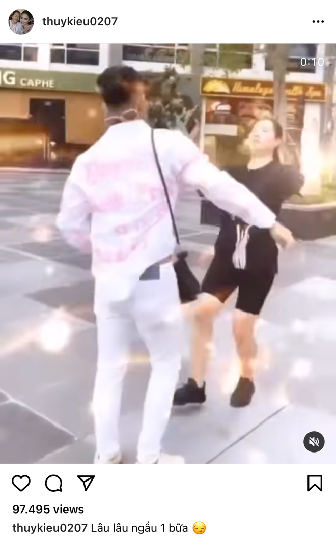 Dẫu biết đây chỉ là một trích dẫn copy đâu đó nhưng việc Thúy Kiều lần đầu tiên chia sẻ nội dung "thính ở đâu thính bay lung tung" kiểu này cũng khiến dân tình rất thích thú.