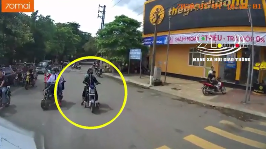 Mặc dù đứng trái đường nhưng nữ "Ninja" đi xe đạp điện còn tỏ thái độ mắng tài xế rồi sau đó lì lợm không chịu tránh đường vì cho rằng container đi sai luật.