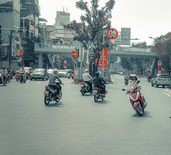 Trước đó, rất nhiều trường hợp các nữ ninja Lead "trổ tài" lái lụa của mình khiến người đi đường phải giật mình. Điển hình như vụ đi ngược chiều của cô bạn này.