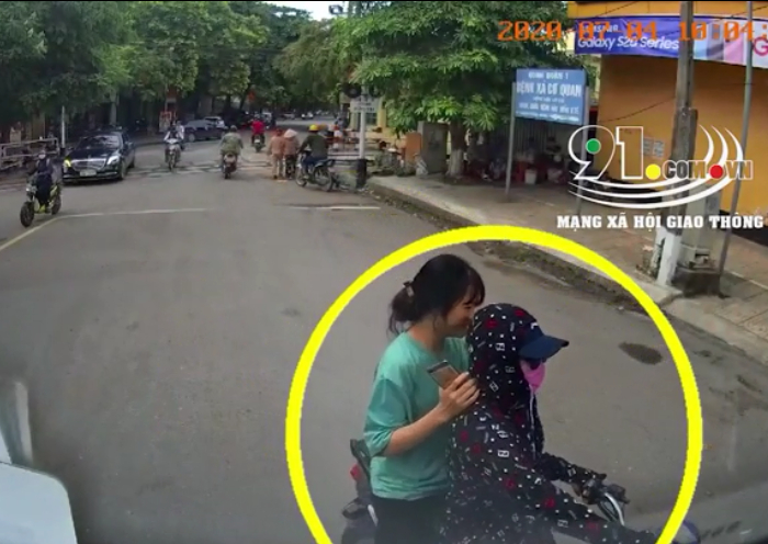 Sau một hồi phân trần, 2 cô gái đi xe đạp điện mới chịu nhường đường để xe container đi tiếp.