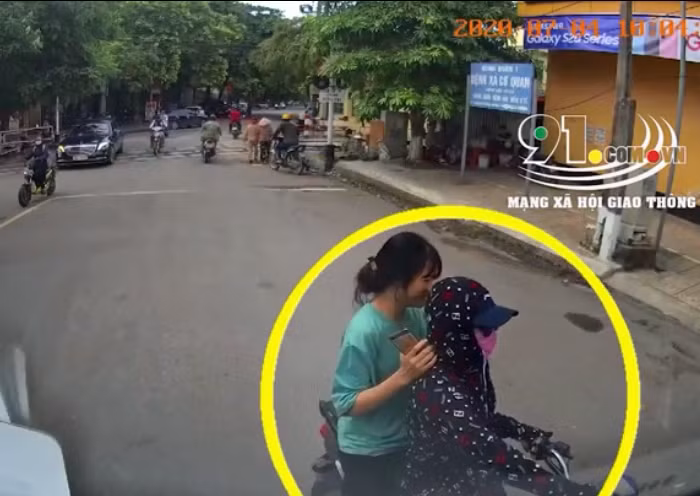 Sau một hồi phân trần, 2 cô gái đi xe đạp điện mới chịu nhường đường để xe container đi tiếp.