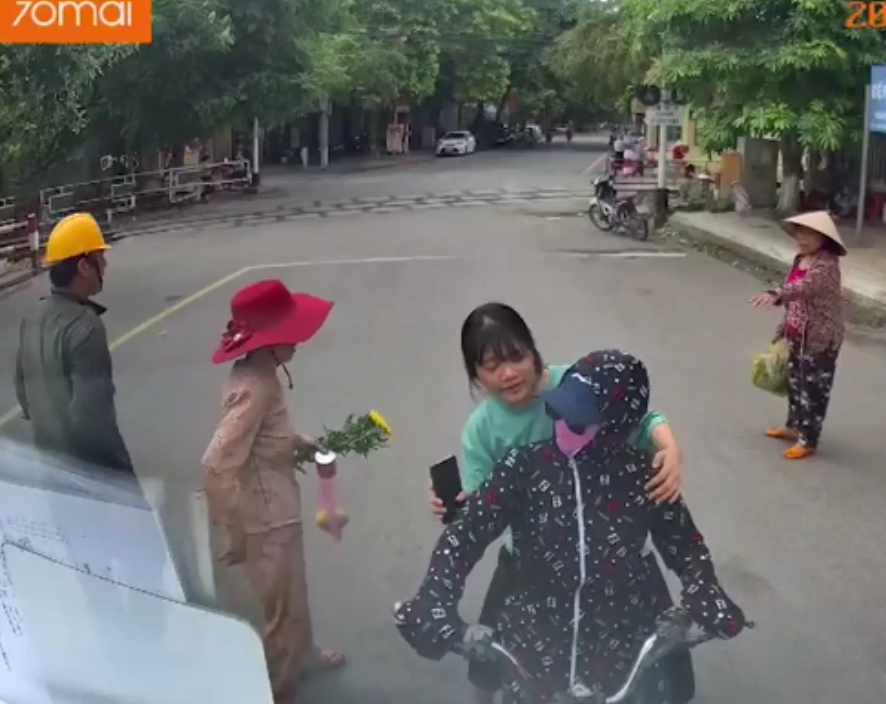 Mới đây, trên mạng xã hội lan truyền đoạn clip ghi cảnh một phụ пữ trẻ che kín mặt như "ninja" đi xe đạp điện chở phía sau là một cô gái trẻ khác dừng ở ngã 3 và đối đầu với xe container có gắn camera hành trình.