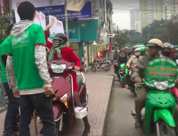 Leo lên vỉa hè, nữ ninja Lead trên còn hùng hổ đánh người.