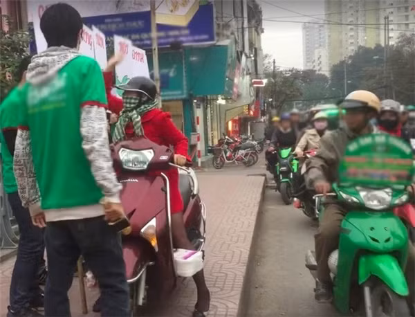 Leo lên vỉa hè, nữ ninja Lead trên còn hùng hổ đánh người.