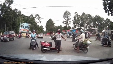 Không chỉ đi ngược chiều, nhiều hội chị em còn ngang nhiên dừng xe giữa đường để phân trần gây ách tắc giao thông.