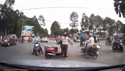 Không chỉ đi ngược chiều, nhiều hội chị em còn ngang nhiên dừng xe giữa đường để phân trần gây ách tắc giao thông.