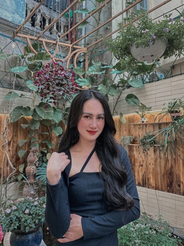 Nhờ hình thể nổi bật này, nàng hot girl bộ môn kiếm chém thường xuyên được mời làm người mẫu ảnh, đóng quảng cáo.