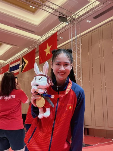 Tại SEA Games 32, sau khi đánh bại đội Philippines với tỷ số 45 - 37 trong trận chung kết chiều nay, nữ VĐV đấu kiếm Lê Minh Hằng đã giành tấm HCV đồng đội nữ kiếm chém cùng Phùng Thị Khánh Linh, Phạm Thị Thu Hoài, Bùi Thị Thu Hà.