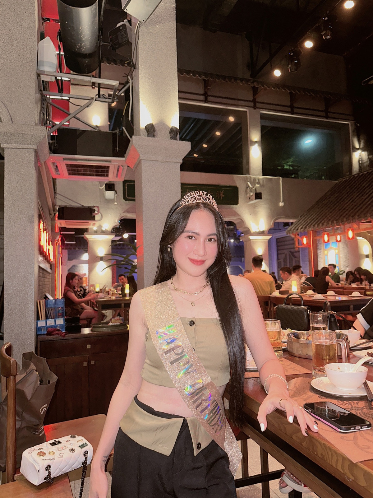 Ở ngoài đời, Minh Hằng sở hữu nhan sắc xinh đẹp cùng vóc dáng cao ráo và số đo 3 vòng lý tưởng 80-65-90 (cm).