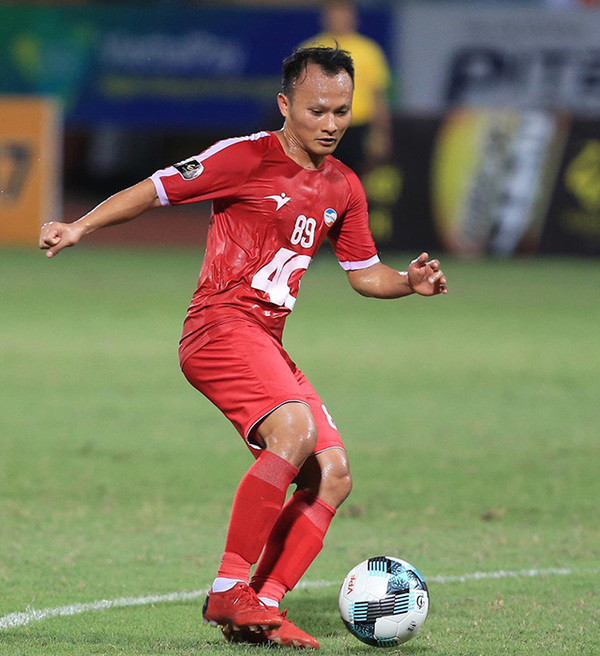 Bên cạnh đó, nhiều người tỏ ra lo ngại, một cầu thủ đã xấp xỉ 30 tuổi như Trọng Hoàng chưa chắc đã đảm bảo đủ thể lực để sẵn sàng lên công về thủ đúng như sơ đồ thi đấu của ông Park.