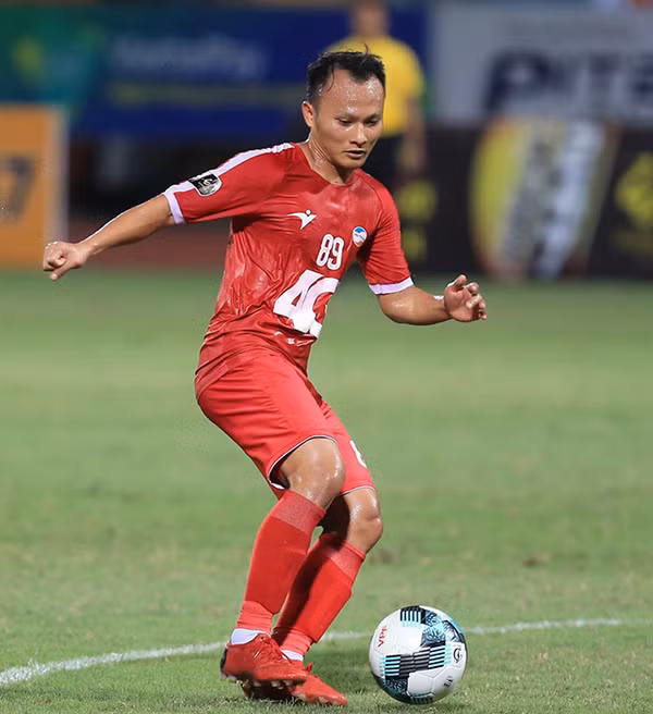 Bên cạnh đó, nhiều người tỏ ra lo ngại, một cầu thủ đã xấp xỉ 30 tuổi như Trọng Hoàng chưa chắc đã đảm bảo đủ thể lực để sẵn sàng lên công về thủ đúng như sơ đồ thi đấu của ông Park.