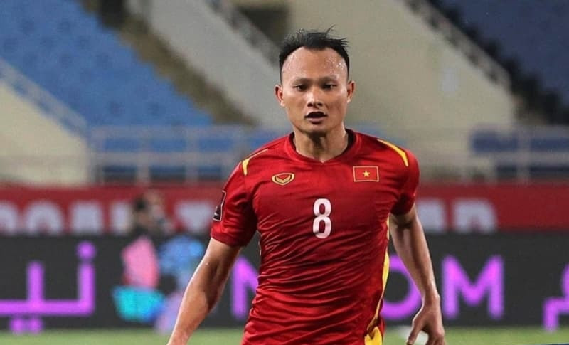 Cuối năm 2018, Văn Thanh chấn thương và cần sang nước ngoài phẫu thuật. HLV Park Hang Seo gặp bài toán khó khi phải chọn ra người thay thế. Sau nhiều lần thử nghiệm, ông đã giao phó trọng trách ở vị trí hậu vệ cánh cho Trọng Hoàng.