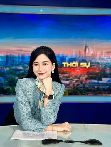 Bức ảnh chụp trước giờ lên sóng của Văn Doanh Nhi bất ngờ "gây sốt" trên mạng xã hội. Bên cạnh những lời khen ngợi nhan sắc, cộng đồng mạng còn tò mò về danh tính của nữ MC