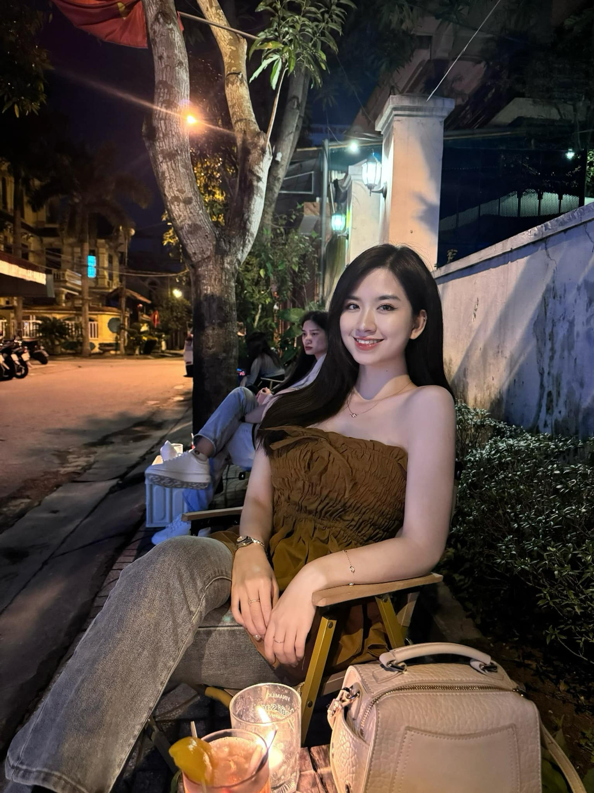 Khác xa với hình ảnh thanh lịch, kín đáo, phù hợp với tính chất công việc trên sóng truyền hình, ngoài đời Doanh Nhi lại liên tục thay đổi trong cách ăn mặc.