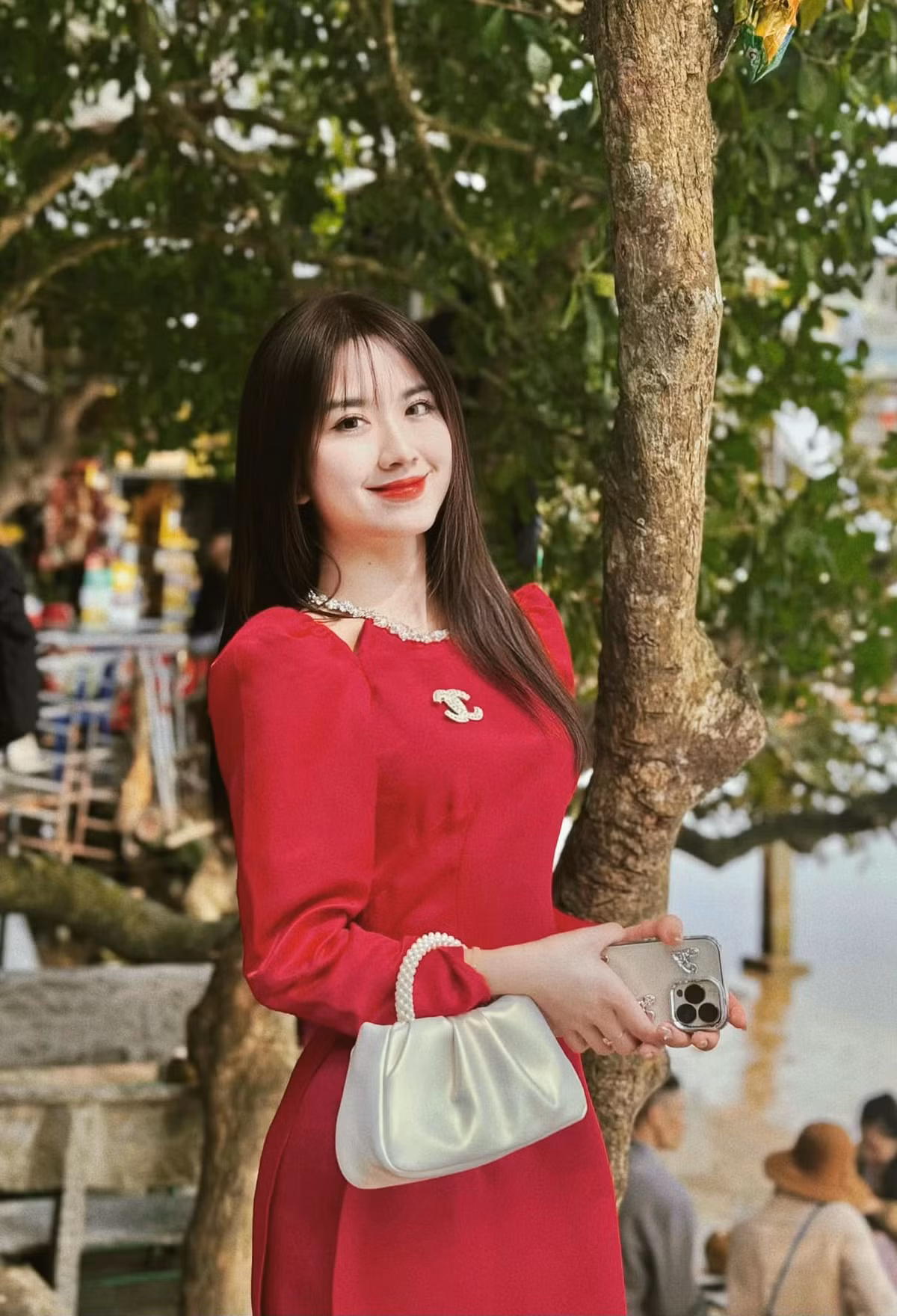 Doanh Nhi có phong cách thời trang trẻ trung, năng động và phù hợp với lứa tuổi