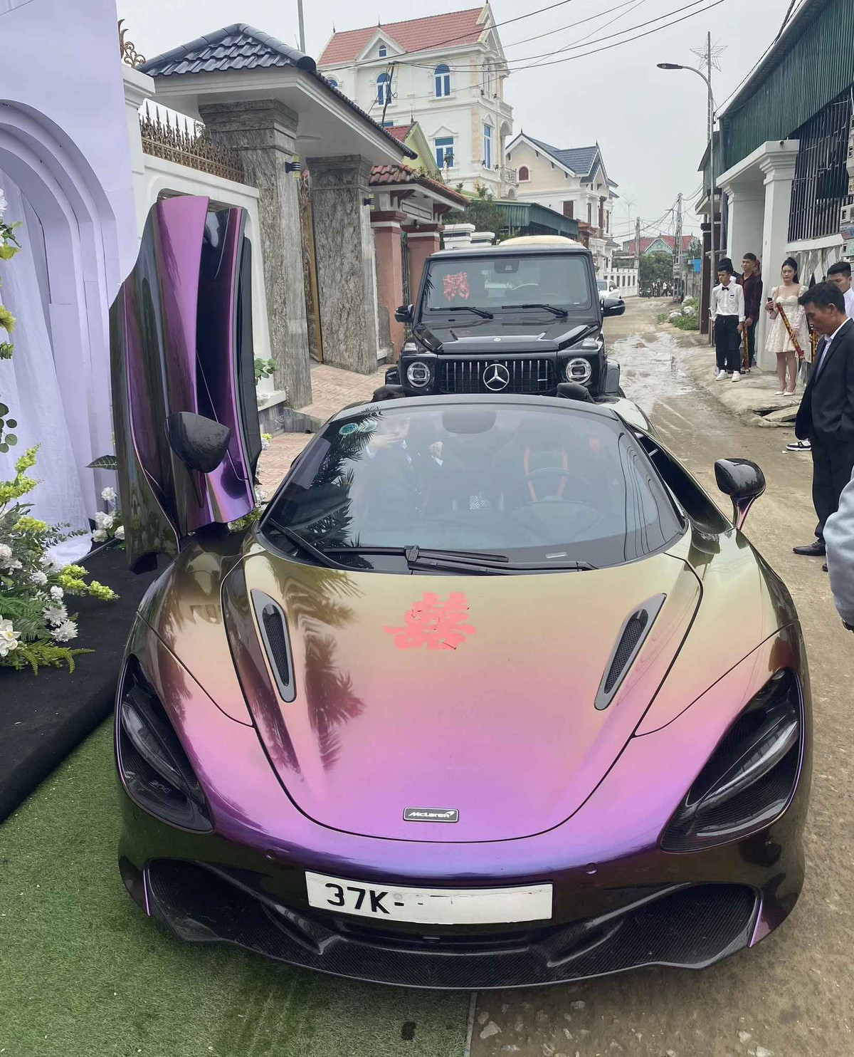 Ngoài ra chú rể cũng được nhận 1 sổ đỏ với giá trị không nhỏ.