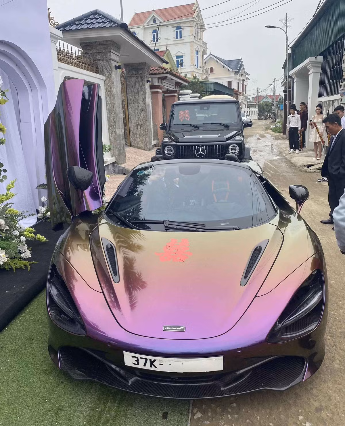 Ngoài ra chú rể cũng được nhận 1 sổ đỏ với giá trị không nhỏ.