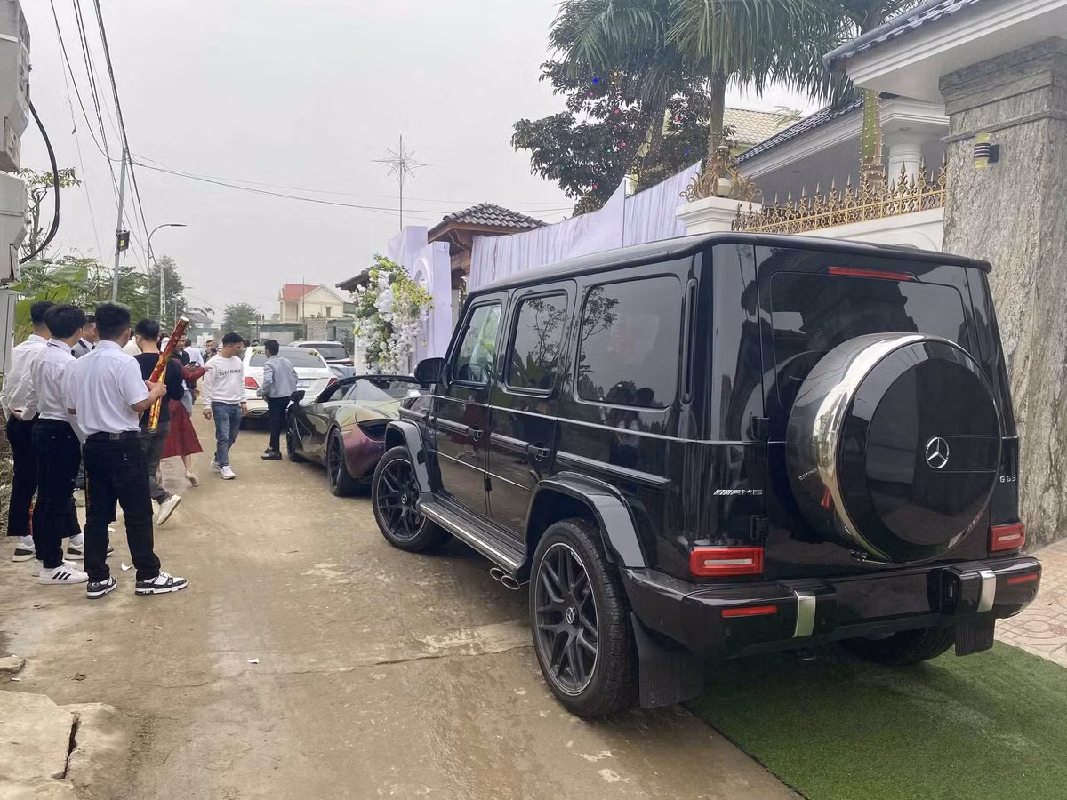 Trong video đám cưới, nhiều người xem đã phát hiện ra, chỉ riêng 2 con xe G63 và Mclaren xuất hiện trong đám cưới đã có giá trị ngót nghét 30 tỷ đồng.