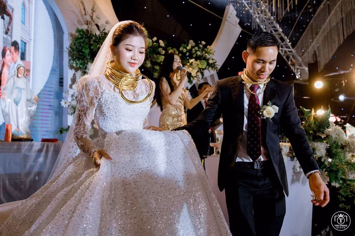 Cách đây vài ngày, 1 đám cưới hoàng tráng ở Nghệ An gây xôn xao MXH. Điểm ấn tượng nhất là dàn siêu xe trăm tỷ rước dâu, cô dâu xinh đẹp người nặng trĩu vàng. Những bài đăng trên các diễn đàn mạng cho biết gia đình cô dâu mừng cưới "sương sương" 18 cây vàng.