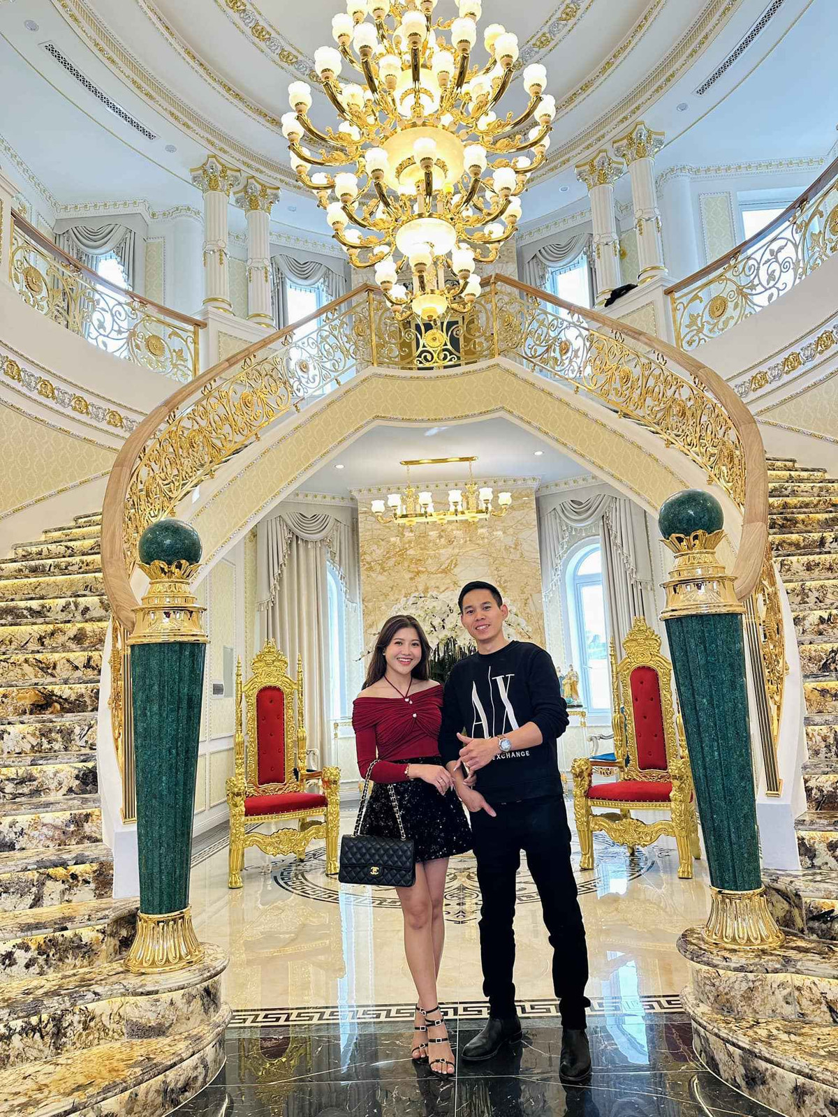 Nga cho biết: "Thời gian đầu cũng có khá nhiều lời gièm pha đến với mình và gia đình. Họ nói nhà anh ấy không môn đăng hộ đối… Nhưng mình và anh sống bên này độc lập nên mình nghĩ quan trọng cả 2 yêu nhau, sống cùng nhau. Và mình đã thuyết phục bố mẹ để 2 đứa có thể đến với nhau".