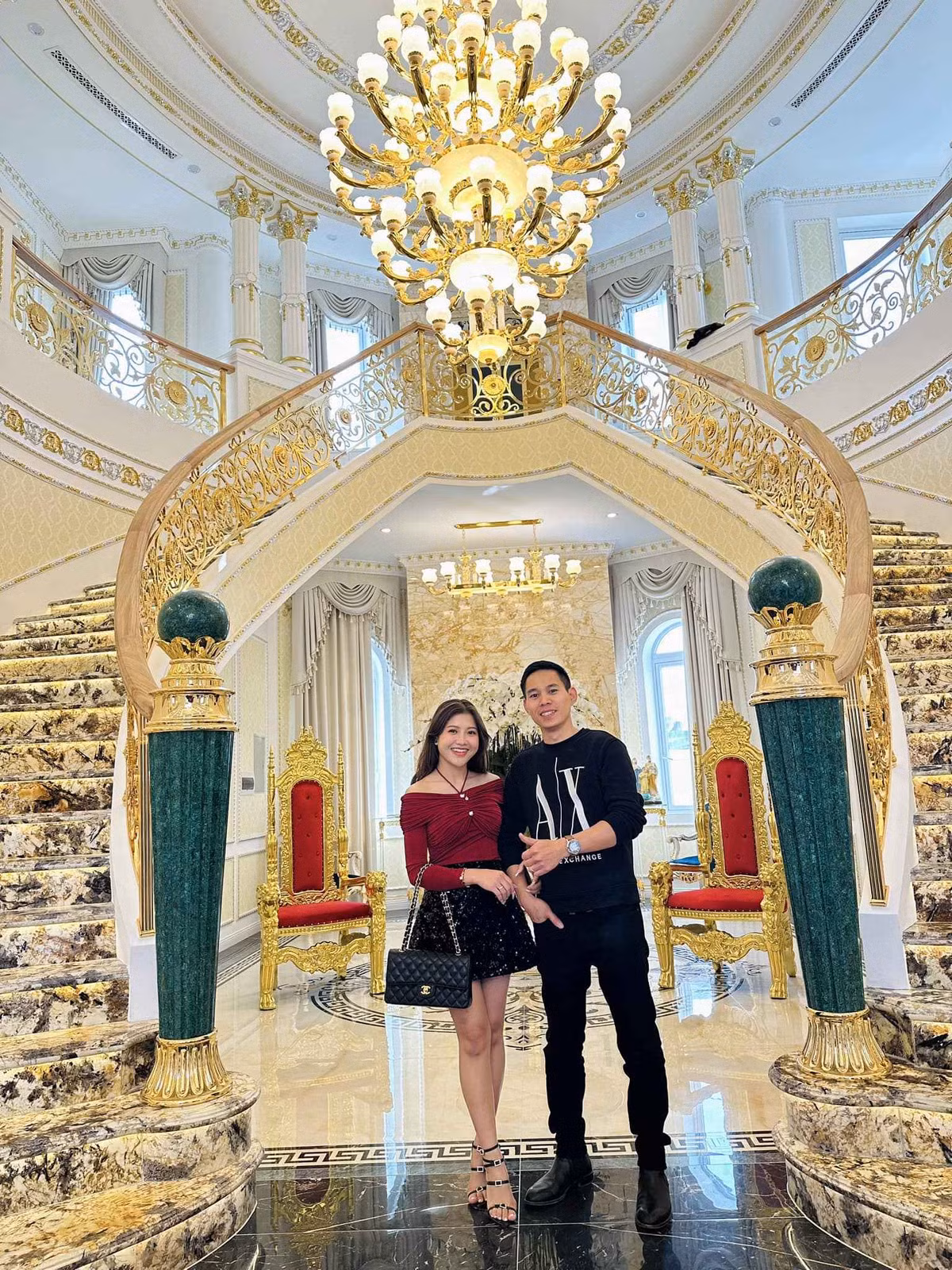 Nga cho biết: "Thời gian đầu cũng có khá nhiều lời gièm pha đến với mình và gia đình. Họ nói nhà anh ấy không môn đăng hộ đối… Nhưng mình và anh sống bên này độc lập nên mình nghĩ quan trọng cả 2 yêu nhau, sống cùng nhau. Và mình đã thuyết phục bố mẹ để 2 đứa có thể đến với nhau".