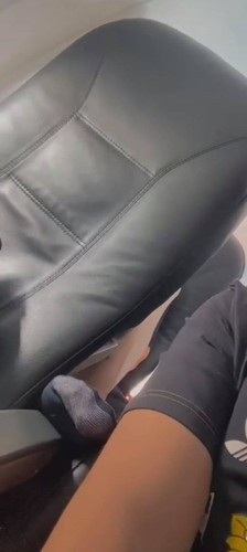 Sau khi hình ảnh "bàn chân hư" của người phụ nữ khi đi máy bay được đăng tải, dân mạng cũng tỏ ra bức xúc. Đa phần đều cho rằng loạt hành động xấu xí của người này cần được được nhắc nhở một cách thẳng thắn.