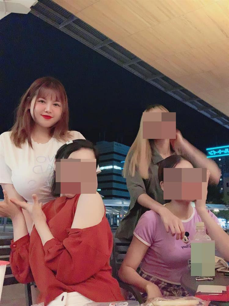 Nhưng ở một số bức ảnh của Võ Thị Thu Trang được chia sẻ cách đây ít ngày lại đang trở thành chủ đề bàn tán của dân mạng.