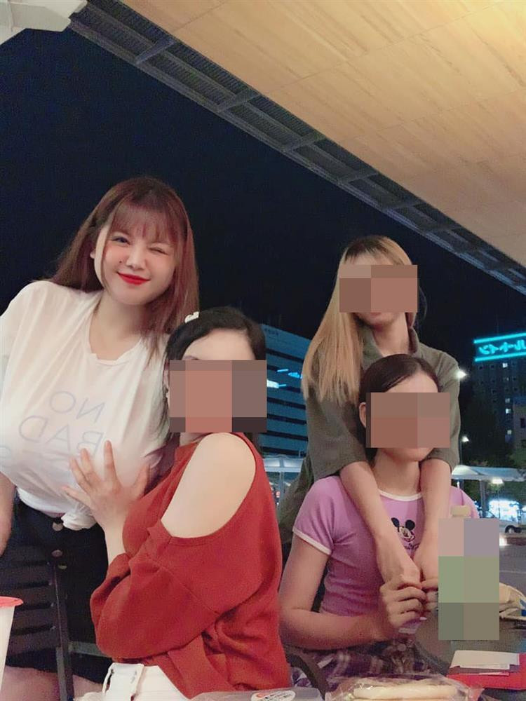 Khoảnh khắc ghi lại, Thu Trang cùng 3 bạn nữ nữa đang cùng nhau tụ tập "tám chuyện". Điểm khiến người xem chú ý chính là việc một cô bạn vô tư dùng tay sờ vòng 1 của hot girl ngực khủng Hải Dương.