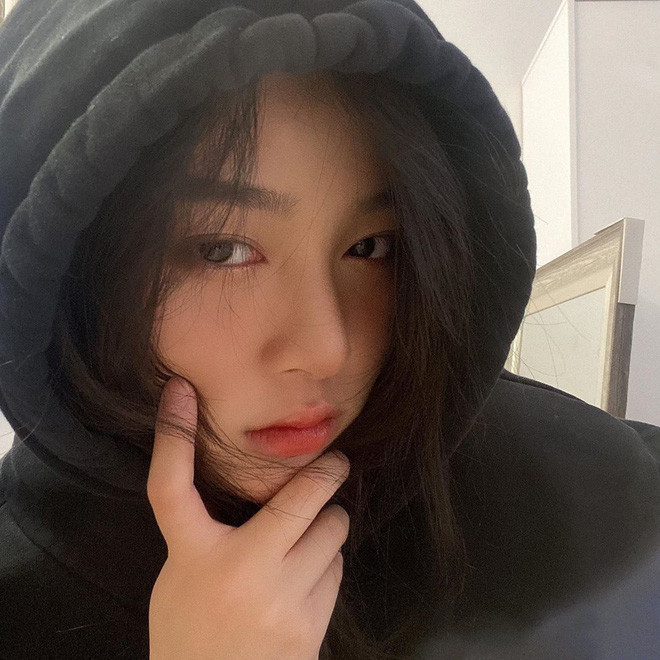 Chia sẻ về ông bố nổi tiếng trong làng bóng đá Việt Nam, Yến Ngọc từng cho biết: "Không có gì tủi thân lắm đâu, vì mình ở cùng chị và mẹ nữa mà. Với mỗi lần mình về Việt Nam thì bố luôn cố gắng hết sức để bù đắp quãng thời gian mình xa nhà".