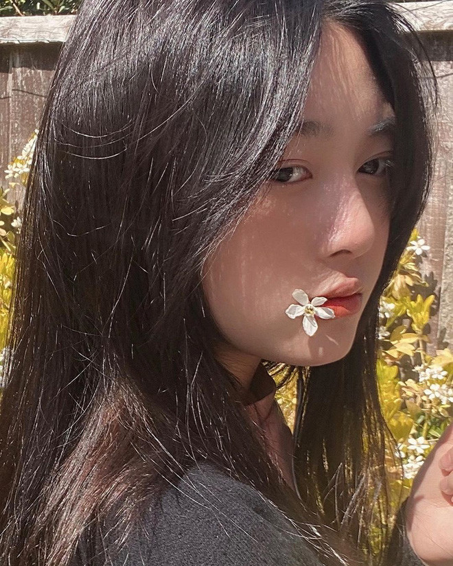 Gương mặt không tì vết cùng thần thái của Yến Ngọc khiến người ta muốn ngắm mãi.