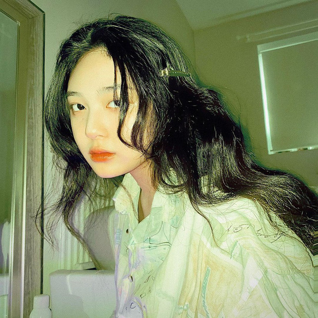 Theo nhận xét của nhiều dân mạng, nhan sắc con gái HLV Nguyễn Đức Thắng xinh xắn không thua kém gì hot girl, thần thái khí chất đặc biệt khiến Yến Ngọc gây sự chú ý.