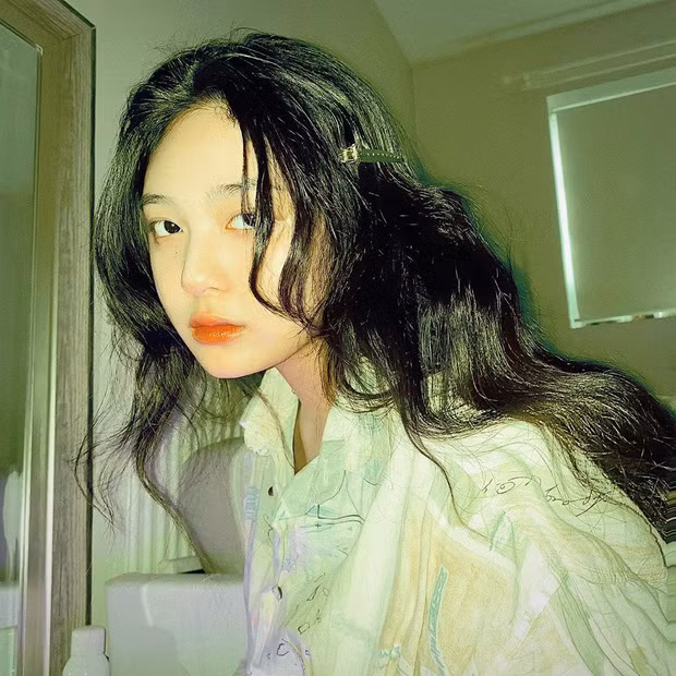 Theo nhận xét của nhiều dân mạng, nhan sắc con gái HLV Nguyễn Đức Thắng xinh xắn không thua kém gì hot girl, thần thái khí chất đặc biệt khiến Yến Ngọc gây sự chú ý.