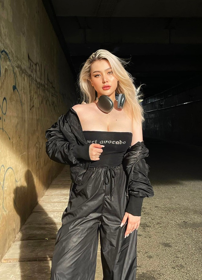 Bên cạnh đó, một số người để lại bình luận không đồng tình với vị trí ngồi, cho rằng Sunna không nên ngồi chen giữa vợ chồng bạn thân như vậy.