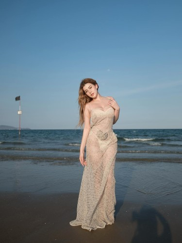 “hot girl lai Việt – Mỹ” chính thức phủ nhận tin đồn này. Sunna nói: “Mình thực sự mắc cười. Tự nhiên bị nhỏ nào đó cắt clip đúng đoạn ngồi chen giữa Xoài và Xemesis, sau đó đăng lên với tin đồn vớ vẩn, khiến mình bị dân mạng chửi quá trời”.