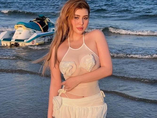 Ngay sau đó, Sunna đã có dòng chia sẻ đầy ẩn ý trên trang cá nhân. Cô viết: “Ngủ dậy cái thành tiểu tam, trà xanh. Cộng đồng mạng ảo thật đấy”. Cô nàng ngầm xác nhận, tin đồn trở thành “tiểu tam” cướp chồng là sai sự thật.