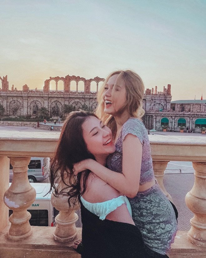 Sunna (tên thật là Trần Nhật Anh, sinh năm 2002) và Xoài Non (tên thật là Phạm Trang, sinh năm 2002) là cặp bạn thân nổi tiếng trong giới trẻ Việt.