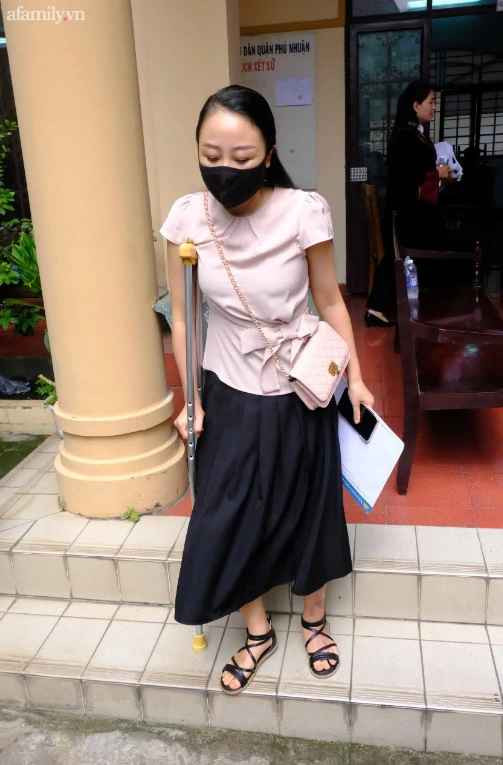 Chị Hường trải qua một loạt ca mổ, giờ đây, trên cơ thể chị chằng chịt những vết sẹo. Những lúc trái gió trở trời, chị lại bị những cơn đau cơ, xương không buông tha...