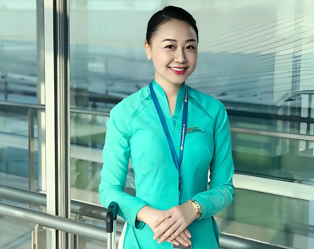 Đưa tay lật từng trang sổ khám bệnh, chị Hường cho biết lần kiểm tra sức khỏe gần nhất, bác sĩ kết luận chị bị thoái hóa cột sống thắt lưng, thoái hóa khớp cổ chân trái,… do di chứng của vụ tai nạn.