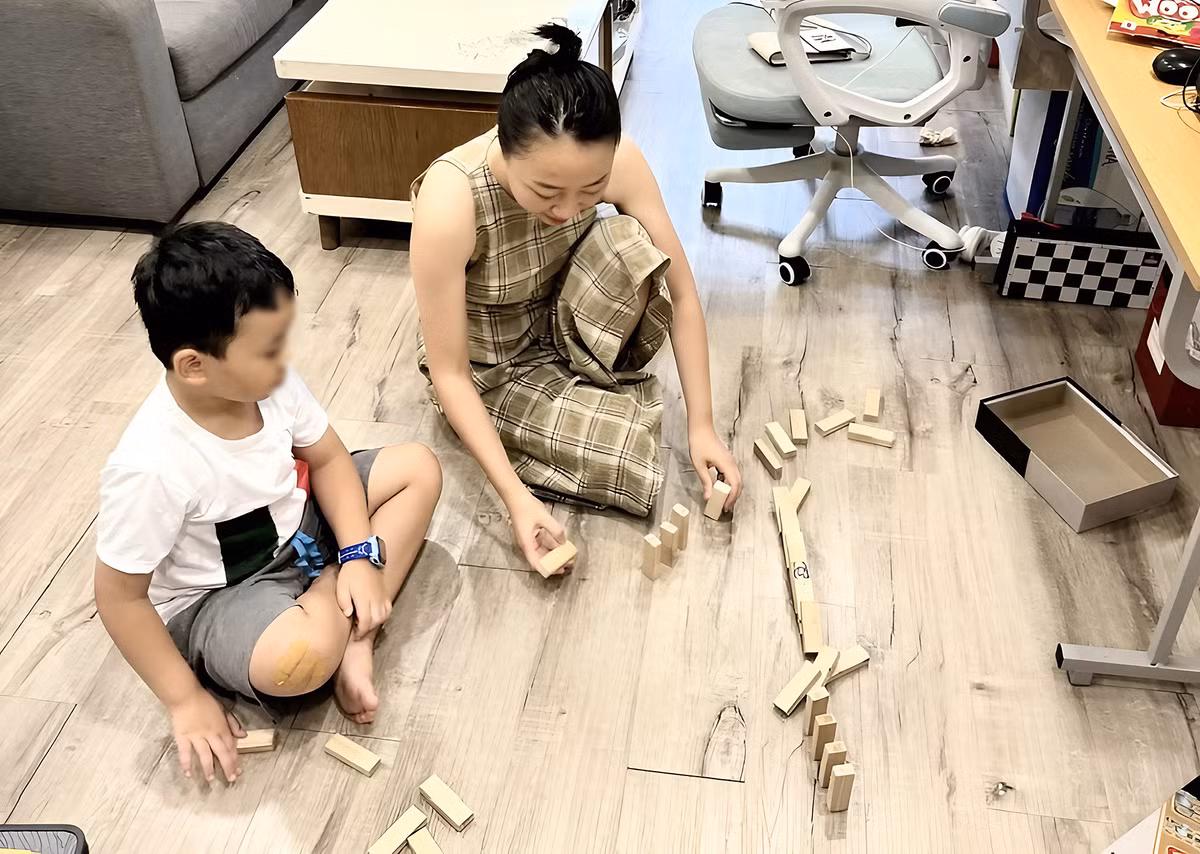 Song, với tinh thần lạc quan, nữ tiếp viên hàng không Vietnam Airlines này vui vẻ chia sẻ: “Giờ mình có sao dùng vậy, chấp nhận thôi”.